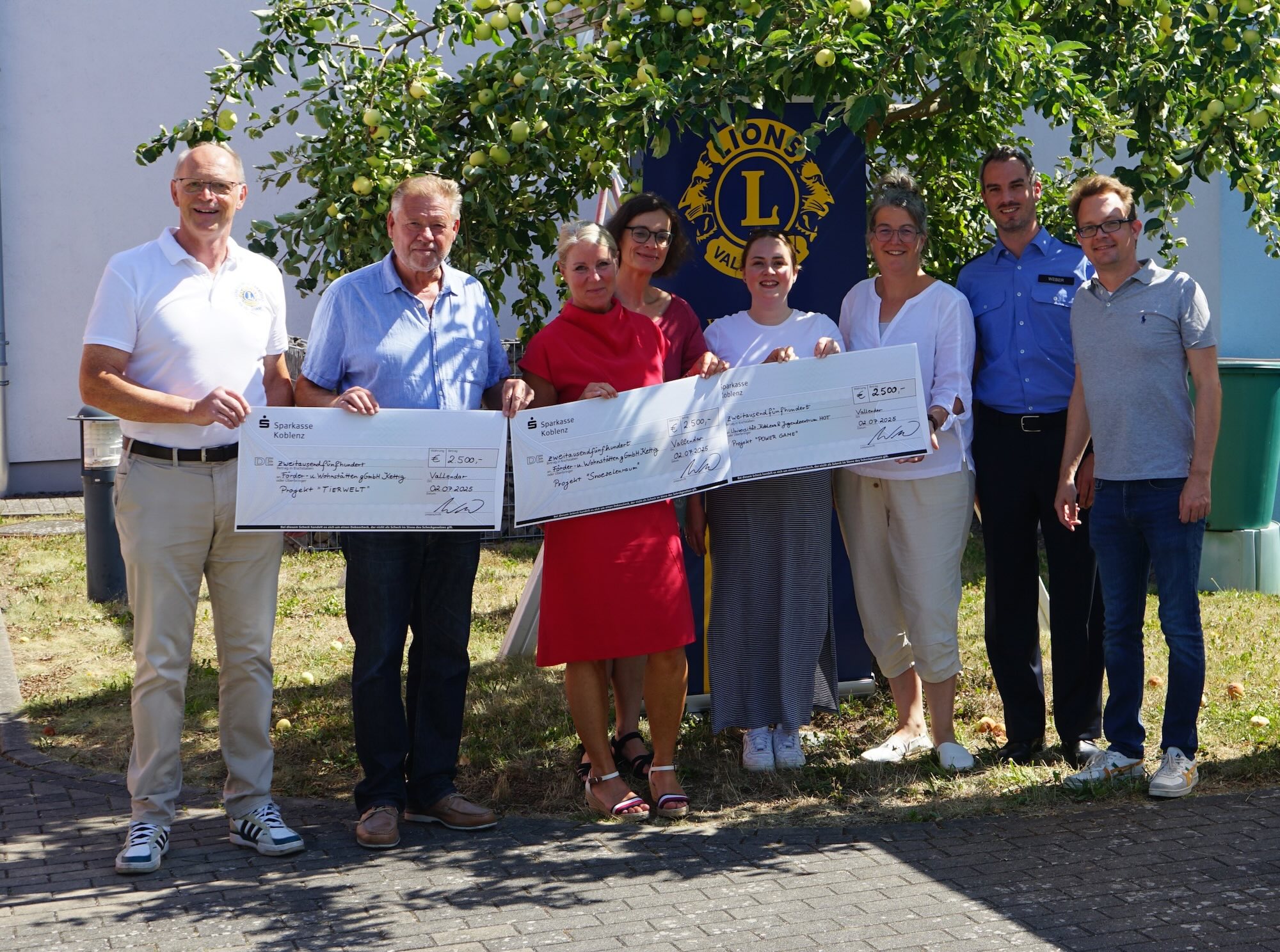 spendenubergabe klein